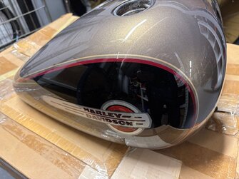 FUEL TANK,FLSTC/I,SMOKEY GOLD/BLACK W P/S 62207-04BJH