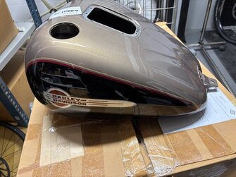 FUEL TANK,FLSTC/I,SMOKEY GOLD/BLACK W P/S 62207-04BJH